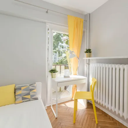 Rent this 4 bed room on Ogrodowa 52/54 in 00-876 Warsaw, Poland