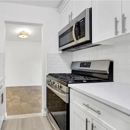Image 5 - 88-08 151st Avenue, New York, NY 11414, USA - Apartment for sale