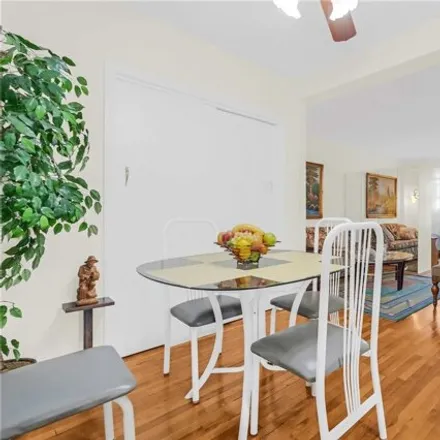 Image 5 - 26-20 141st Street, New York, NY 11354, USA - Apartment for sale