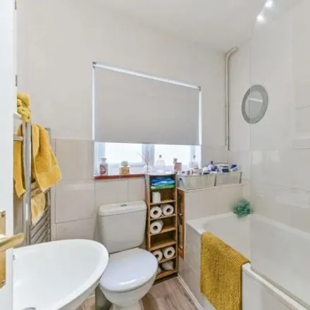 Image 6 - 18 Sycamore Grove, London, KT3 3DG, United Kingdom - Apartment for sale