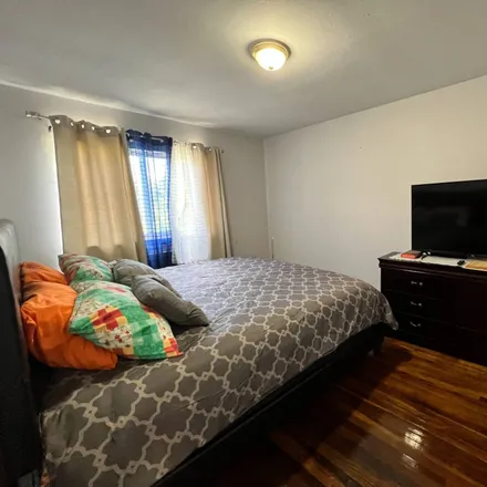 Image 6 - 588 Aztec Place, New York, NY 11691, USA - Townhouse for rent