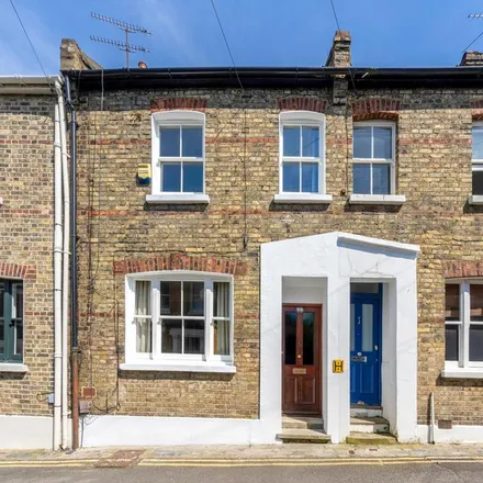 Rent this 3 bed townhouse on Whistler Street in London, N5 1NJ