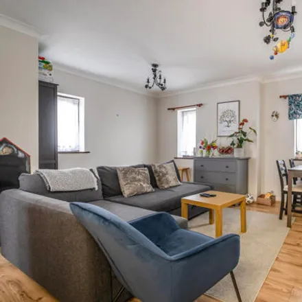 Image 2 - Kipling Court, Tennyson Road, London, W7 1LN, United Kingdom - Apartment for sale