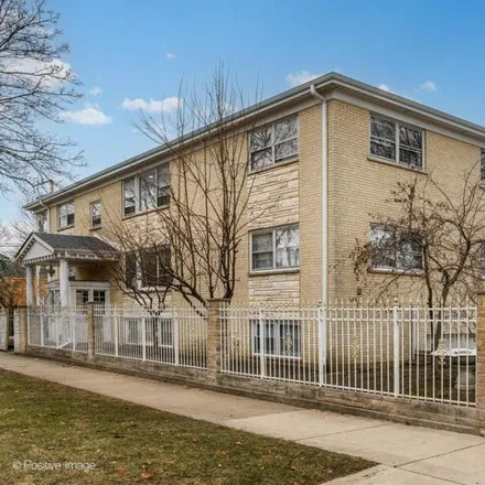 Rent this 4 bed condo on 6500 North Maplewood Avenue in Chicago, IL 60645
