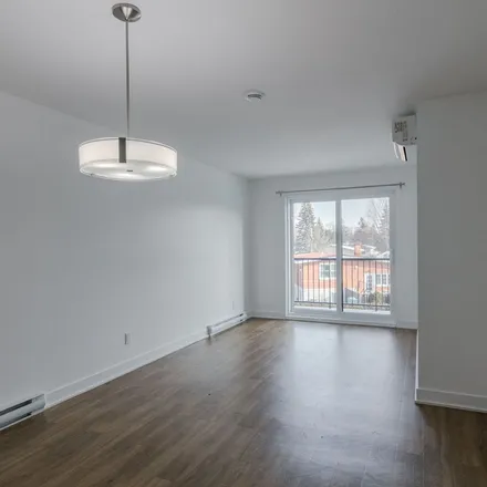 Image 5 - 1800 Avenue Victoria, Saint-Lambert, QC J4V 1M4, Canada - Apartment for rent