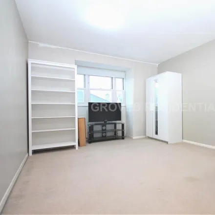 Image 4 - St. Mary's Court, Chestnut Grove, London, KT3 3HN, United Kingdom - Townhouse for rent