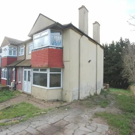 Buy this 3 bed duplex on Cardrew Avenue in London, N12 9LD