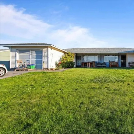 Buy this 4 bed house on 3719 W 16th Pl in Kennewick, Washington