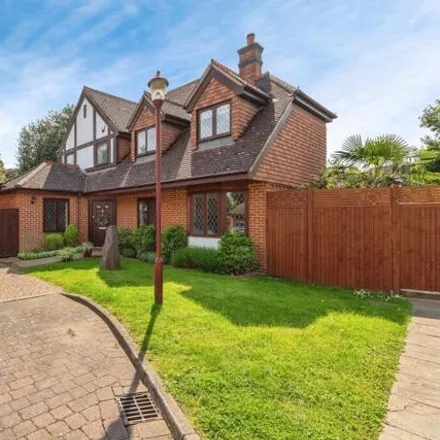 Buy this 5 bed house on Ridgemead Close in London, N14 6NW