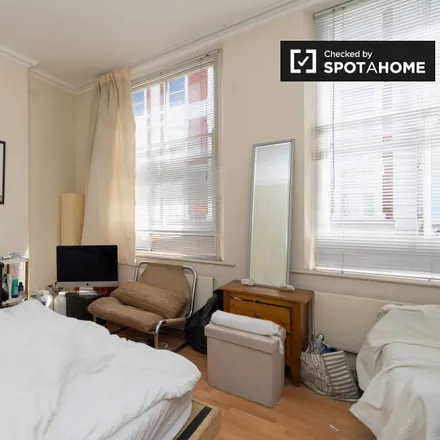 Rent this 4 bed room on Stanfords in 12-14 Long Acre, London