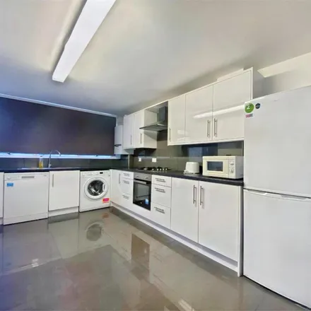 Image 2 - Barchester Close, London, UB8 2JY, United Kingdom - Townhouse for rent