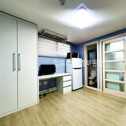 Rent this studio apartment on 서울특별시 관악구 봉천동 1577-1