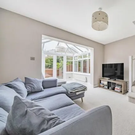 Image 4 - 18 Fairborne Way, Guildford, GU2 9GB, United Kingdom - House for sale