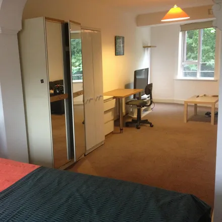 Rent this 5 bed room on Waterside Drive in Birmingham, B18 5RY