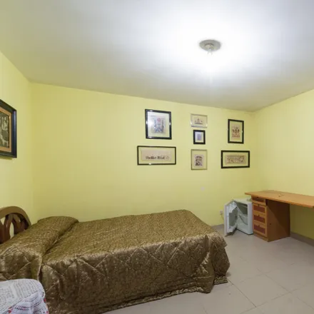 Rent this 4 bed room on Madrid in Farmacia Pozuelo Estación, Calle Estación