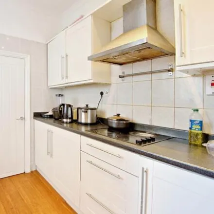 Image 6 - Colchester Road, Southend-on-Sea, SS2 6HP, United Kingdom - Townhouse for sale