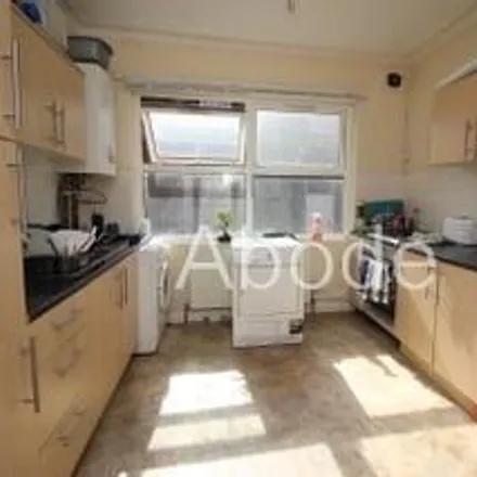 Rent this 5 bed townhouse on Avtar in Raven Road, Leeds
