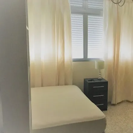 Rent this 5 bed room on Avenida Santiago Ramón y Cajal in 63, 29014 Málaga