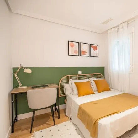 Rent this 4 bed room on Café de Paris in Calle de Félix Boix, 8
