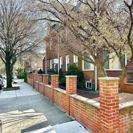 Image 2 - 85-62 67th Drive, New York, NY 11374, USA - House for sale