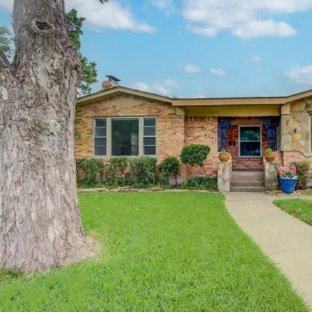 Rent this 4 bed house on 6307 Kenwood Ave in Dallas, Texas