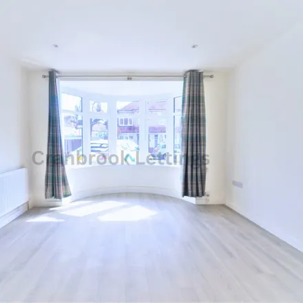 Image 3 - 50 Baron Gardens, London, IG6 1NZ, United Kingdom - Townhouse for rent