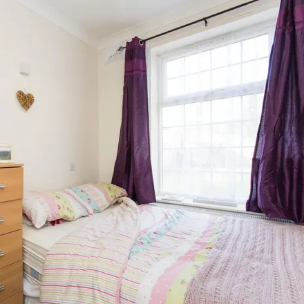 Rent this 5 bed room on 227 Westway in London, W12 7AP