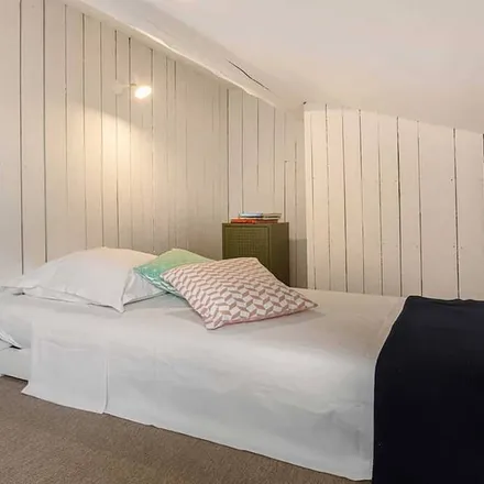 Rent this 2 bed apartment on 30700 Uzès