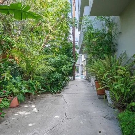 Image 6 - 687 Westmount Drive, West Hollywood, CA 90069, USA - Condo for sale