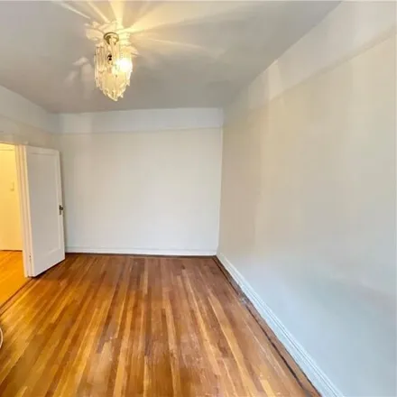 Image 4 - 3105 Brighton 3rd Street, New York, NY 11235, USA - Apartment for sale