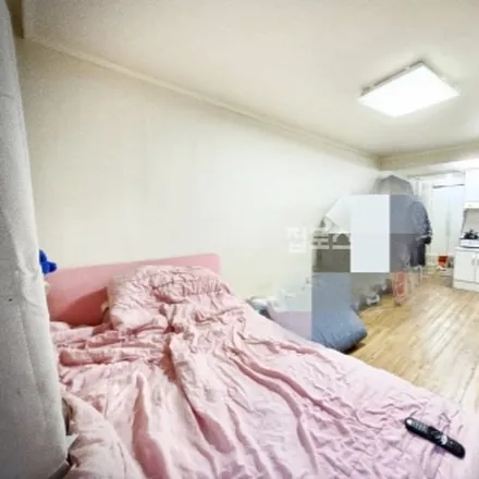 Rent this studio apartment on 서울특별시 강남구 신사동 556-15