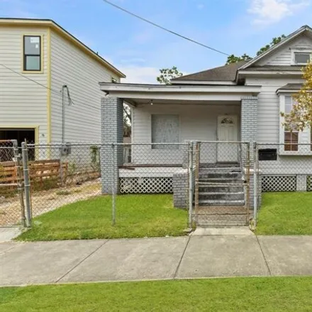 Buy this 3 bed house on 1119 Hogan Street in Houston, TX 77009