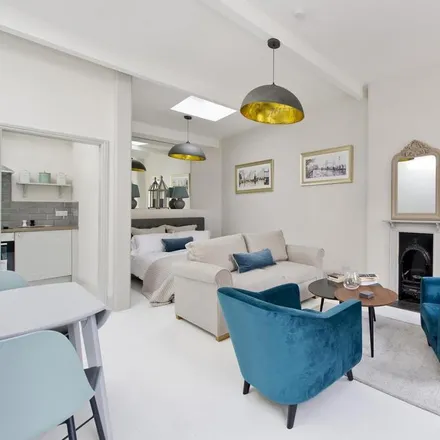 Rent this studio apartment on 14 Radley Mews in London, W8 6JP