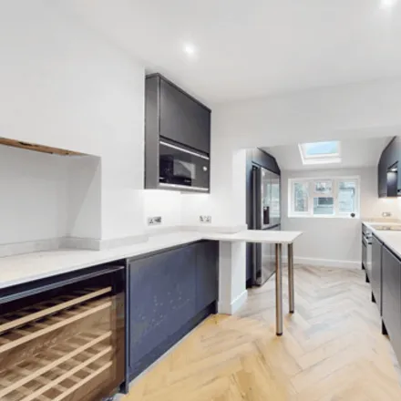 Rent this 3 bed duplex on Eastbourne Road in London, TW8 9PG