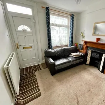 Image 2 - Maple Road West, Luton, LU4 8BQ, United Kingdom - Townhouse for sale