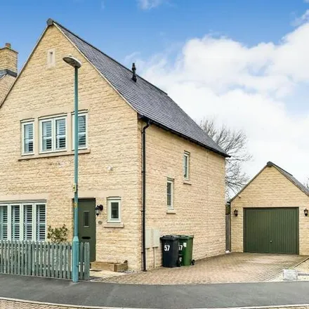 Buy this 3 bed house on Old Railway Close in Lechlade, GL7 3FR