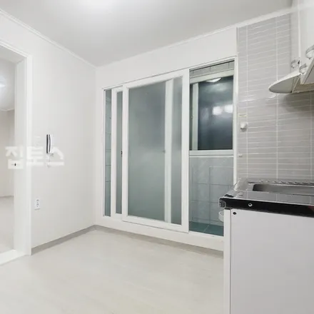 Rent this 3 bed apartment on 서울특별시 송파구 잠실동 312-7
