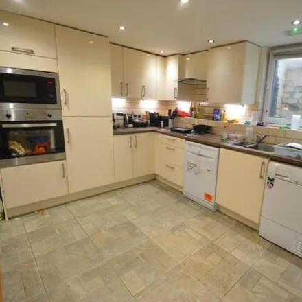 Image 1 - Back Wetherby Grove, Leeds, LS4 2JH, United Kingdom - Townhouse for rent