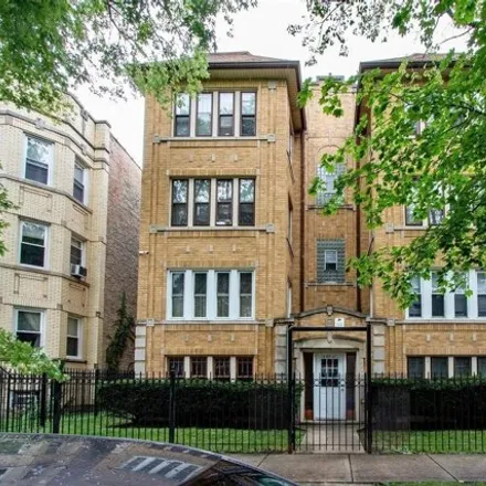 Rent this 3 bed condo on 6309 North Mozart Street in Chicago, IL 60645