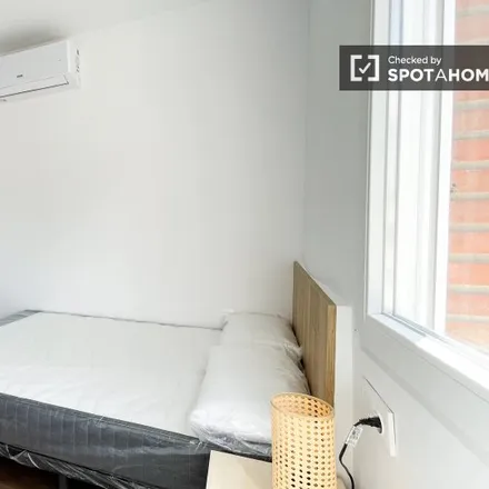 Rent this 8 bed room on Panadería La Gallega in Calle del Espinar, 28047 Madrid