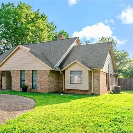 Buy this 3 bed house on 870 40th St Se in Paris, Texas