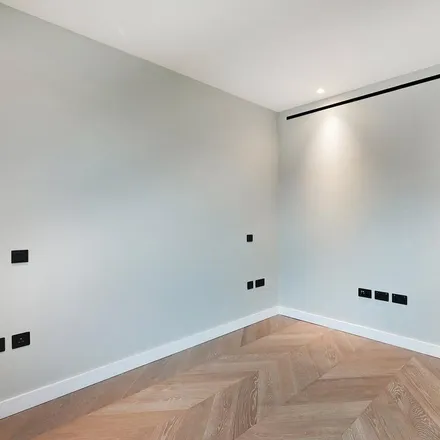 Image 9 - Cleveland Hair, 78 Cleveland Street, London, W1T 6HW, United Kingdom - Apartment for rent