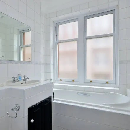 Image 7 - Eastcastle Street, East Marylebone, London, W1T 3AJ, United Kingdom - Apartment for rent