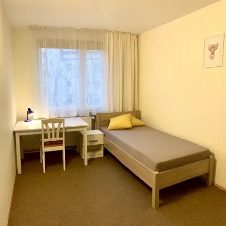 Rent this 4 bed room on Paczkomat InPost in Piękna, 50-506 Wrocław