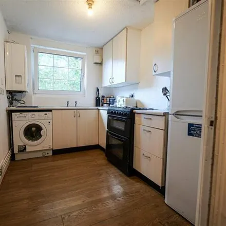 Image 4 - Swinburne House, Bethnal Green Estate, London, E2 0HS, United Kingdom - Apartment for sale
