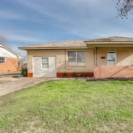 Buy this 3 bed house on 988 West Chickasaw Street in Lindsay, Garvin County