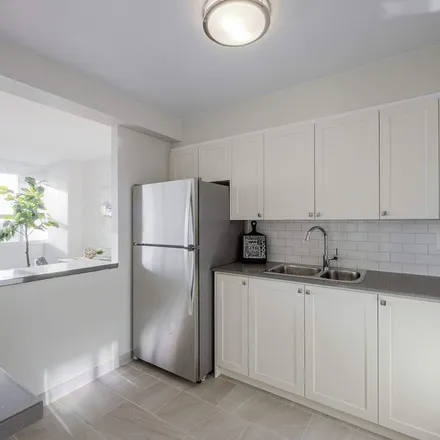 Image 4 - 1134 Queens Avenue, Oakville, ON L6H 1B8, Canada - Apartment for rent