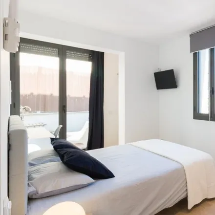 Rent this 2 bed room on Kfè Olé in Carrer d'Enric Prat de la Riba, 160