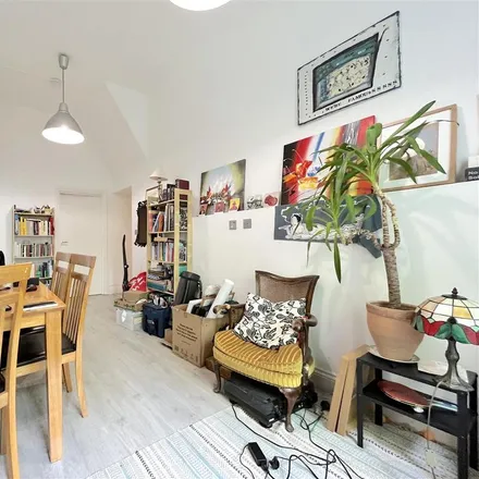 Rent this 3 bed apartment on 25 Crescent Road in London, N8 8AY