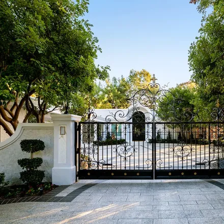 Image 1 - 1291 Tower Grove Drive, Los Angeles, CA 90210, USA - House for sale